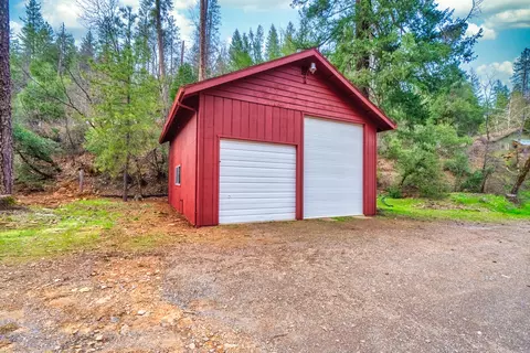 Exterior - 22217 Saylor Rd, Lakehead, CA 96051 photo 2 of 17