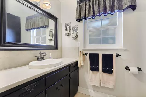 Bath - 3336 Bardick Rd, Anderson, CA 96007 photo 3 of 4