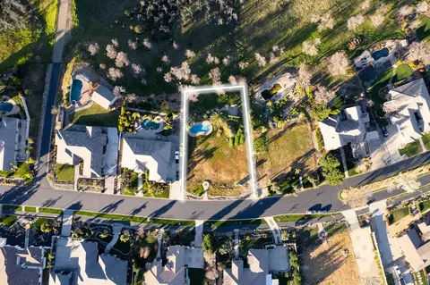 839 Santa Cruz Dr, Redding, CA 96003
