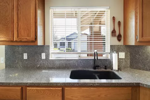 Kitchen - 152 Yolla Bolly Trl, Redding, CA 96003 photo 2 of 3