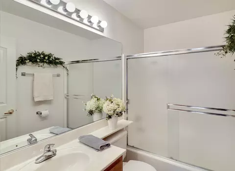 Bath - 152 Yolla Bolly Trl, Redding, CA 96003 photo 1 of 2