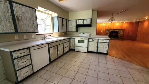 Kitchen - 19264 Live Oak Rd, Red Bluff, CA 96080 photo 1 of 2