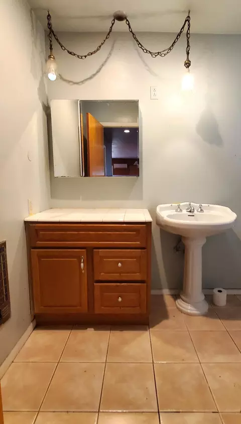 Bath - 19264 Live Oak Rd, Red Bluff, CA 96080 photo 1 of 2