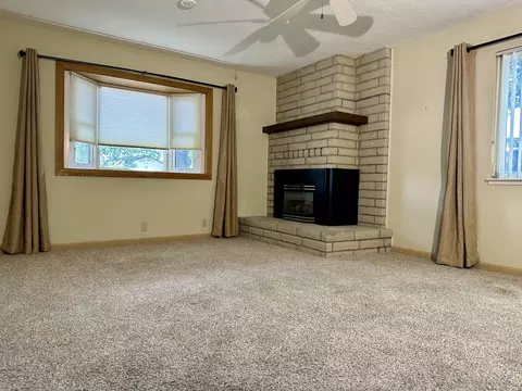 Living - 4243 Frances Dr, Redding, CA 96001 photo 2 of 3