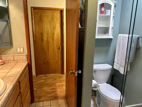 Bath - 4243 Frances Dr, Redding, CA 96001 photo 2 of 5