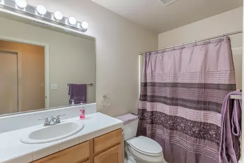 Bath - 1112 River Ridge Dr, Redding, CA 96003 photo 2 of 2