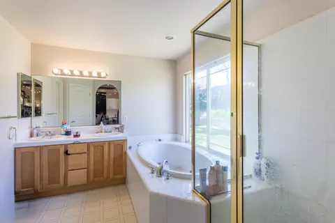 Bath - 1112 River Ridge Dr, Redding, CA 96003 photo 1 of 2