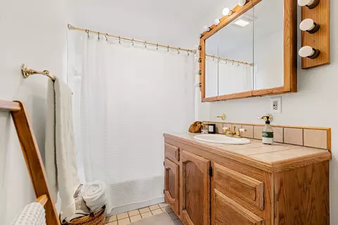 Bath - 2095 Canal Dr, Redding, CA 96001 photo 1 of 2