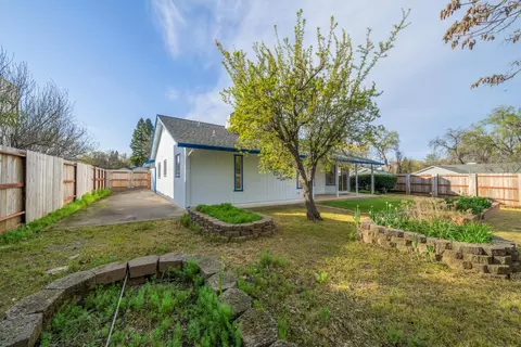 Exterior - 6615 Creekside St, Redding, CA 96001 photo 10 of 11
