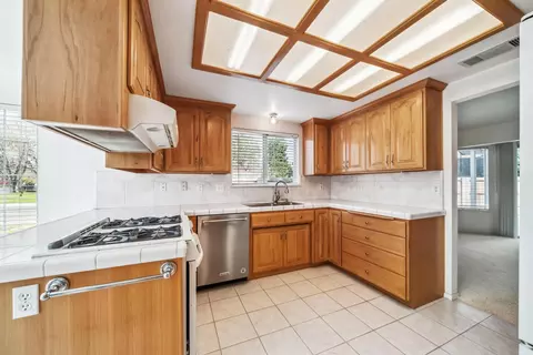 Kitchen - 6615 Creekside St, Redding, CA 96001 photo 2 of 4