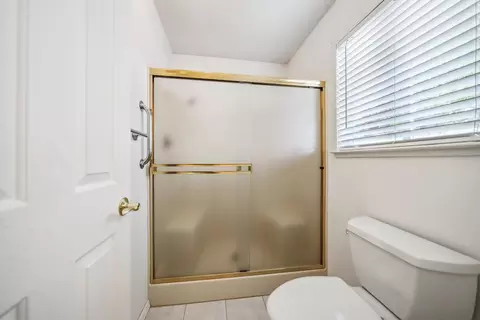 Bath - 6615 Creekside St, Redding, CA 96001 photo 2 of 4