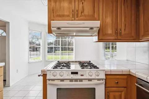 Kitchen - 6615 Creekside St, Redding, CA 96001 photo 3 of 4