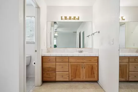 Bath - 6615 Creekside St, Redding, CA 96001 photo 1 of 4