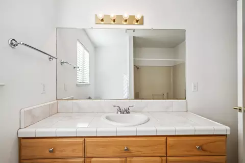 Bath - 6615 Creekside St, Redding, CA 96001 photo 3 of 4