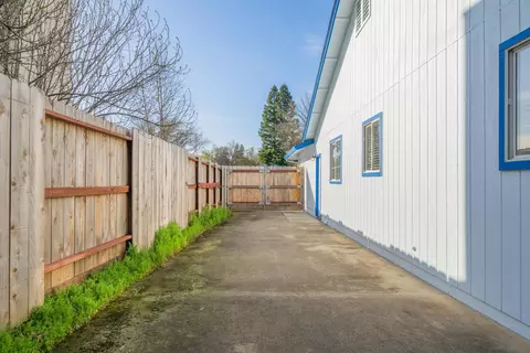 Exterior - 6615 Creekside St, Redding, CA 96001 photo 9 of 11
