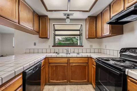 Kitchen - 1051 Oakmont Dr, Redding, CA 96003 photo 2 of 4