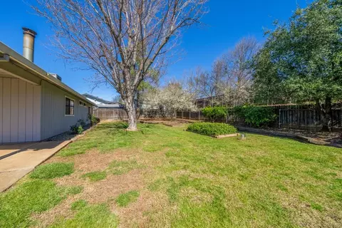 Exterior - 1051 Oakmont Dr, Redding, CA 96003 photo 6 of 14