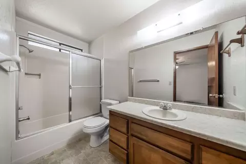 Bath - 1051 Oakmont Dr, Redding, CA 96003 photo 1 of 2