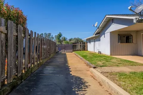 Exterior - 1051 Oakmont Dr, Redding, CA 96003 photo 12 of 14