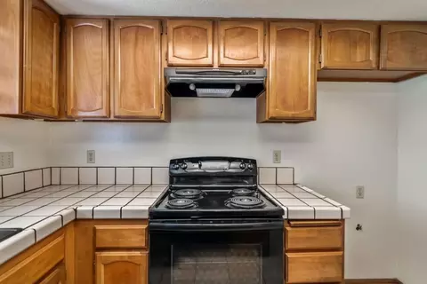 Kitchen - 1051 Oakmont Dr, Redding, CA 96003 photo 3 of 4