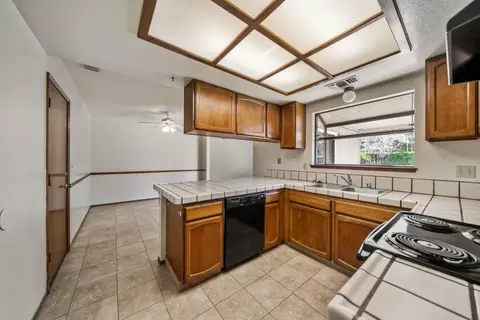 Kitchen - 1051 Oakmont Dr, Redding, CA 96003 photo 4 of 4