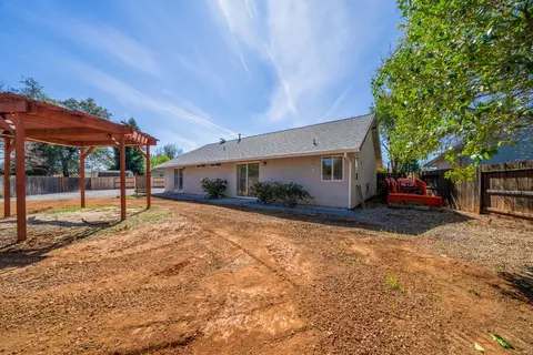 Exterior - 1398 Hermitage Ct, Redding, CA 96002 photo 4 of 5