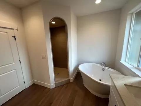 Bath - 3502 Federer Pkwy, Redding, CA 96002 photo 2 of 3