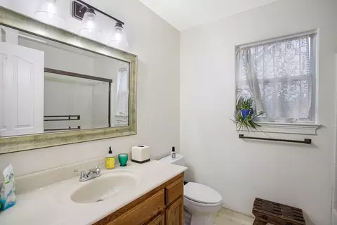 Bath - 2007 Hope Ln, Redding, CA 96003 photo 2 of 2