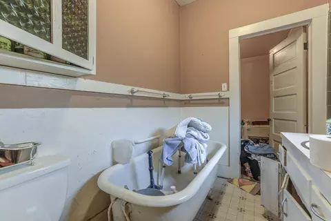 Bath - 620 Lincoln St, Red Bluff, CA 96080 photo 3 of 3