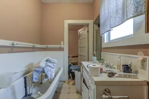 Bath - 620 Lincoln St, Red Bluff, CA 96080 photo 2 of 3