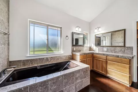 Bath - 21622 W Elk Trl, Redding, CA 96003 photo 1 of 4