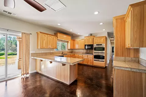 Kitchen - 21622 W Elk Trl, Redding, CA 96003 photo 2 of 7