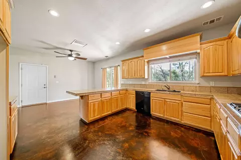 Kitchen - 21622 W Elk Trl, Redding, CA 96003 photo 6 of 7