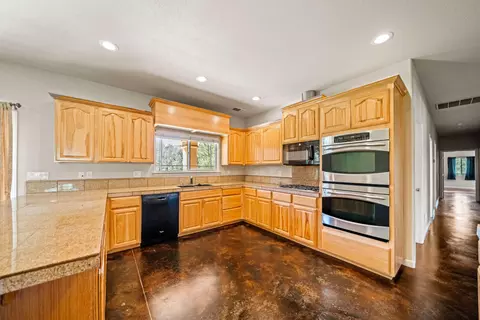 Kitchen - 21622 W Elk Trl, Redding, CA 96003 photo 5 of 7
