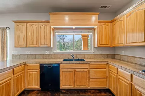 Kitchen - 21622 W Elk Trl, Redding, CA 96003 photo 4 of 7