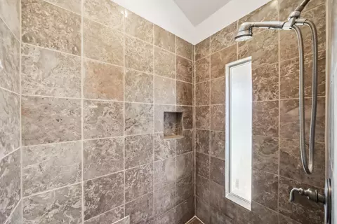Bath - 21622 W Elk Trl, Redding, CA 96003 photo 3 of 4
