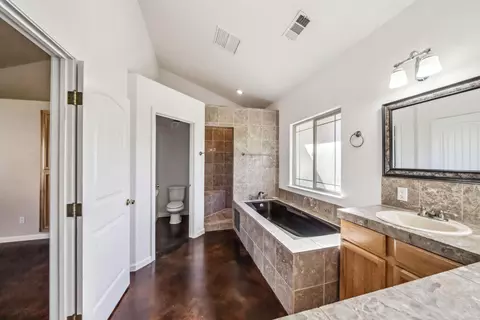 Bath - 21622 W Elk Trl, Redding, CA 96003 photo 2 of 4