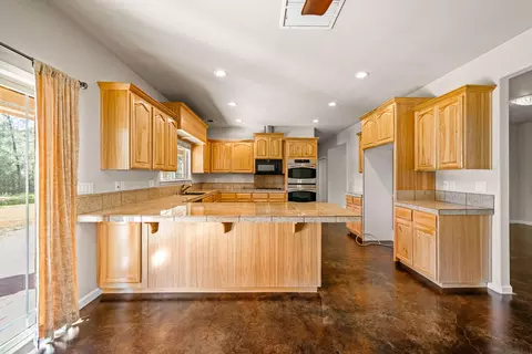 Kitchen - 21622 W Elk Trl, Redding, CA 96003 photo 3 of 7