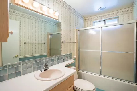 Bath - 530 Joaquin Ave, Redding, CA 96002 photo 5 of 5