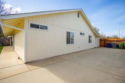 Exterior - 2473 Maywood Ln, Redding, CA 96003 photo 6 of 9