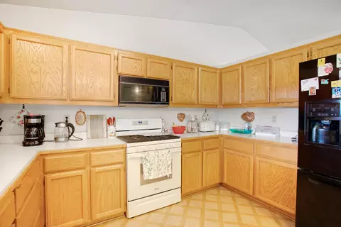 Kitchen - 2473 Maywood Ln, Redding, CA 96003 photo 5 of 5