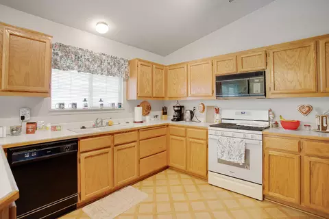 Kitchen - 2473 Maywood Ln, Redding, CA 96003 photo 4 of 5