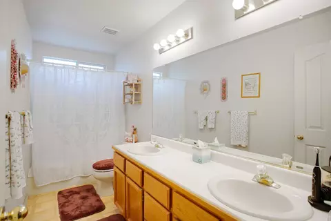 Bath - 2473 Maywood Ln, Redding, CA 96003 photo 1 of 2