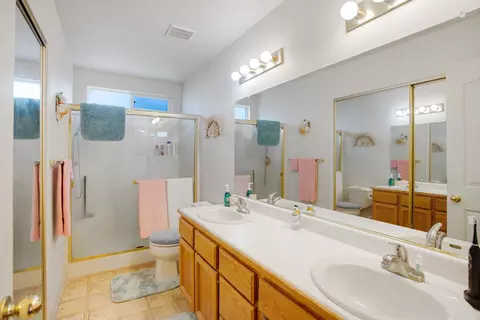 Bath - 2473 Maywood Ln, Redding, CA 96003 photo 2 of 2
