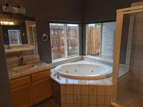 Bath - 2829 Aspen Glow Ln, Redding, CA 96001 photo 2 of 4