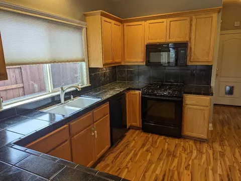 Kitchen - 2829 Aspen Glow Ln, Redding, CA 96001 photo 3 of 3