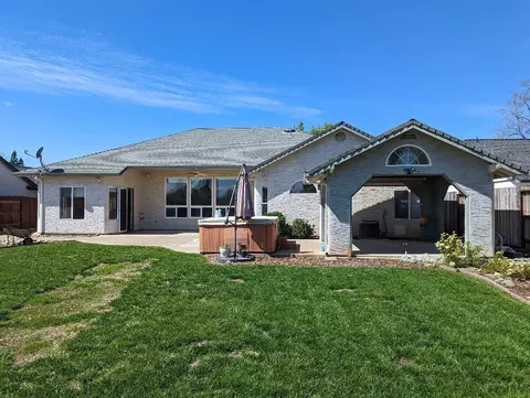 Exterior - 2829 Aspen Glow Ln, Redding, CA 96001 photo 6 of 8