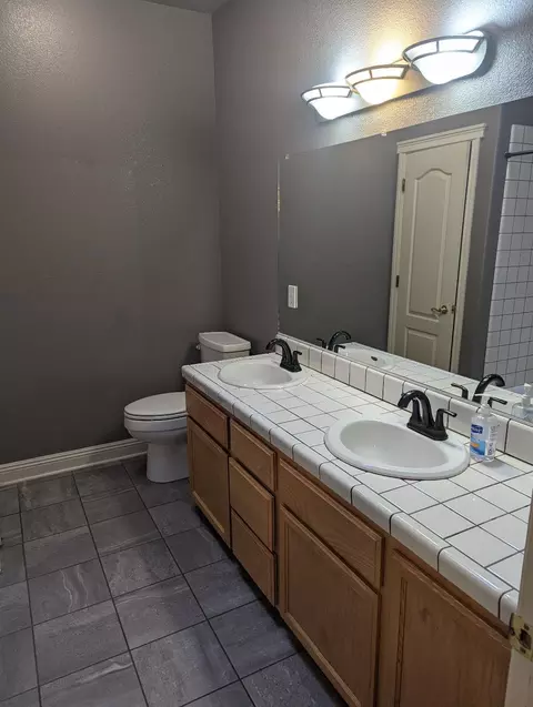 Bath - 2829 Aspen Glow Ln, Redding, CA 96001 photo 3 of 4