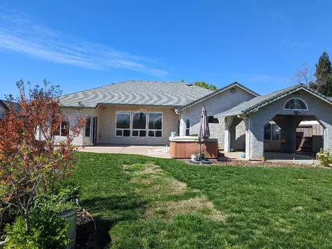 Exterior - 2829 Aspen Glow Ln, Redding, CA 96001 photo 7 of 8