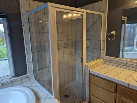 Bath - 2829 Aspen Glow Ln, Redding, CA 96001 photo 1 of 4
